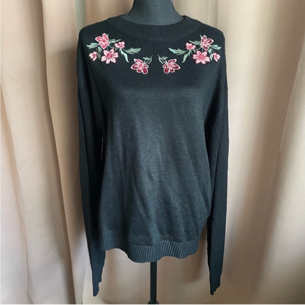 Floral Embroidered XL WYLD HART ACRYLIC WITH FLORAL APPLIQUE